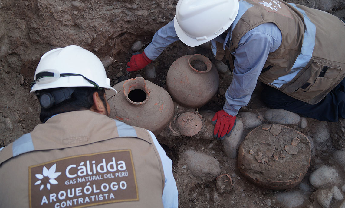 Personal de Cálidda, filial de GEB, durante el hallazgo arqueológico.