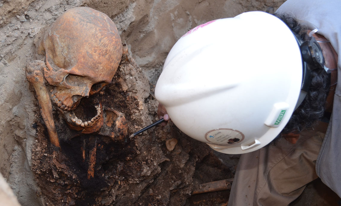 Personal de Cálidda, filial de GEB, descubre los restos de un cadáver.