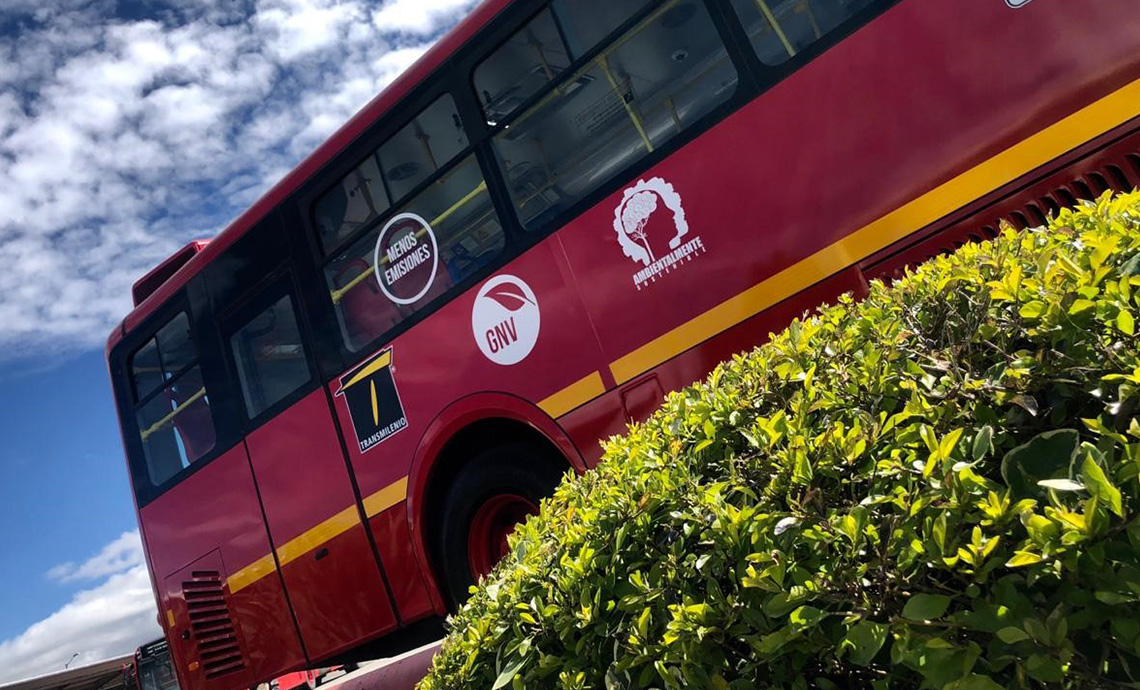 bus urbano de Transmilenio con letrero de GNV, gas natural vehícular.