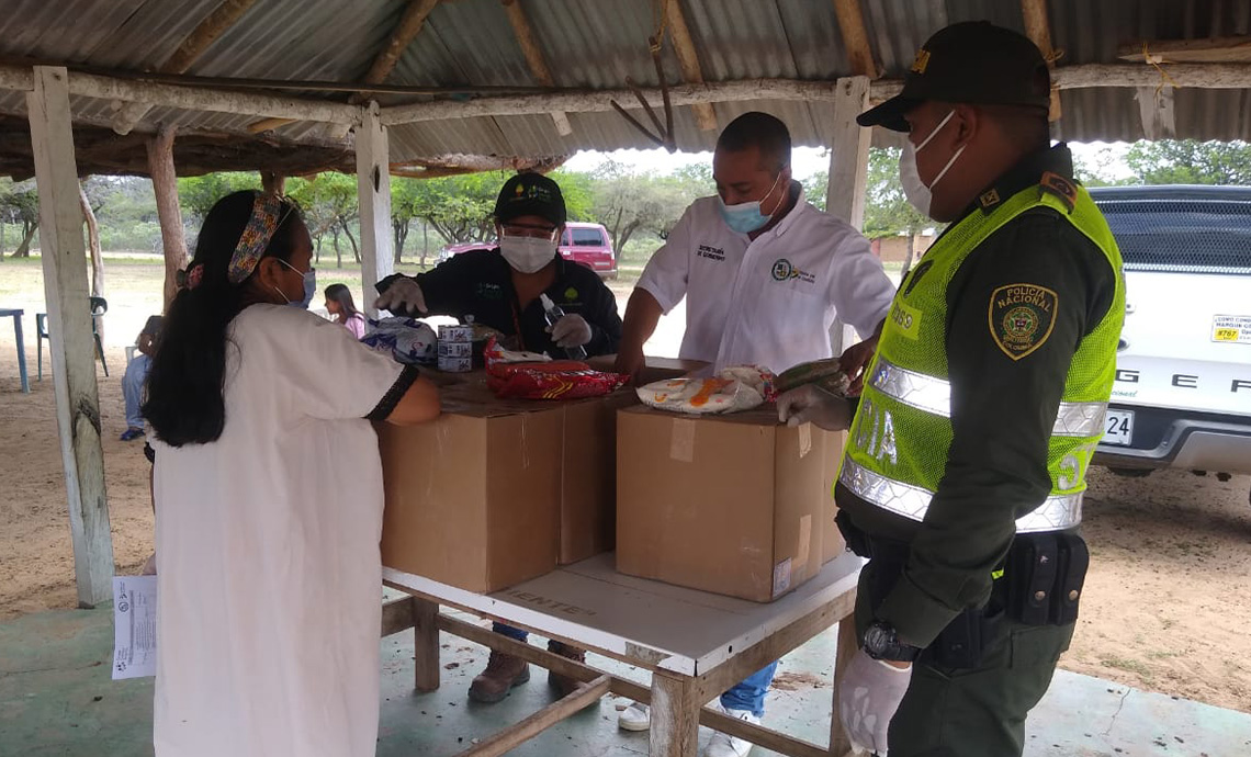 entrega de cajas con ayudas humanitarias en La Guajira.