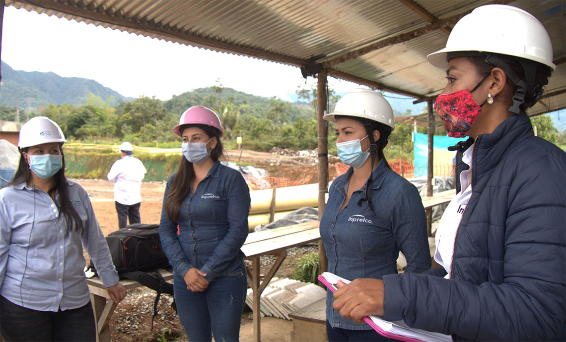 Cuatro mujeres del personal de Imprelco en la operación con sus cascos y tapabocas puestos.