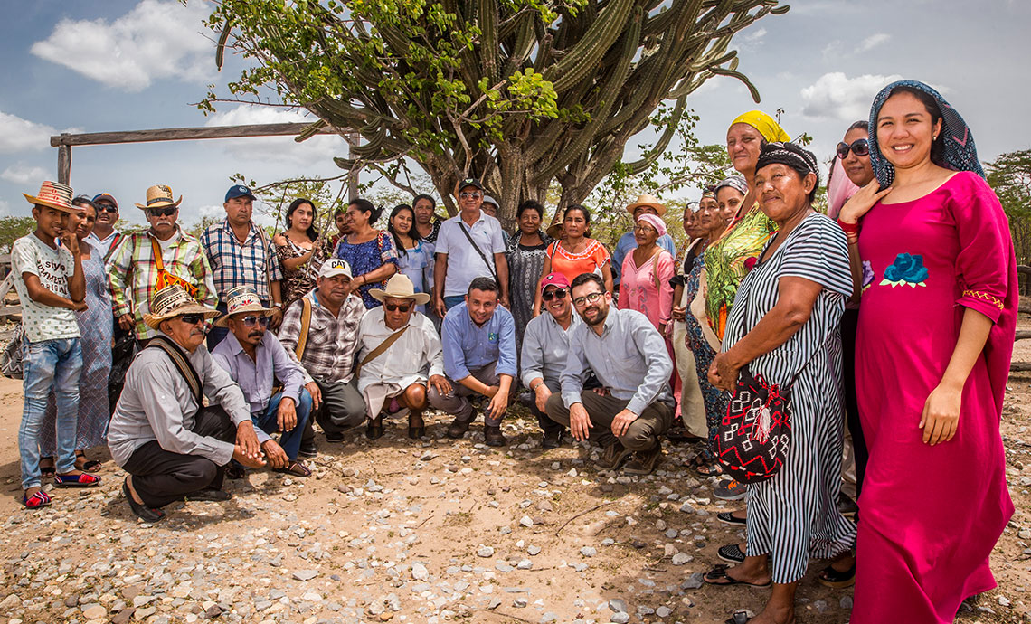 Personas de la comunidad wayú de La Guajira junto al personal de GEB.