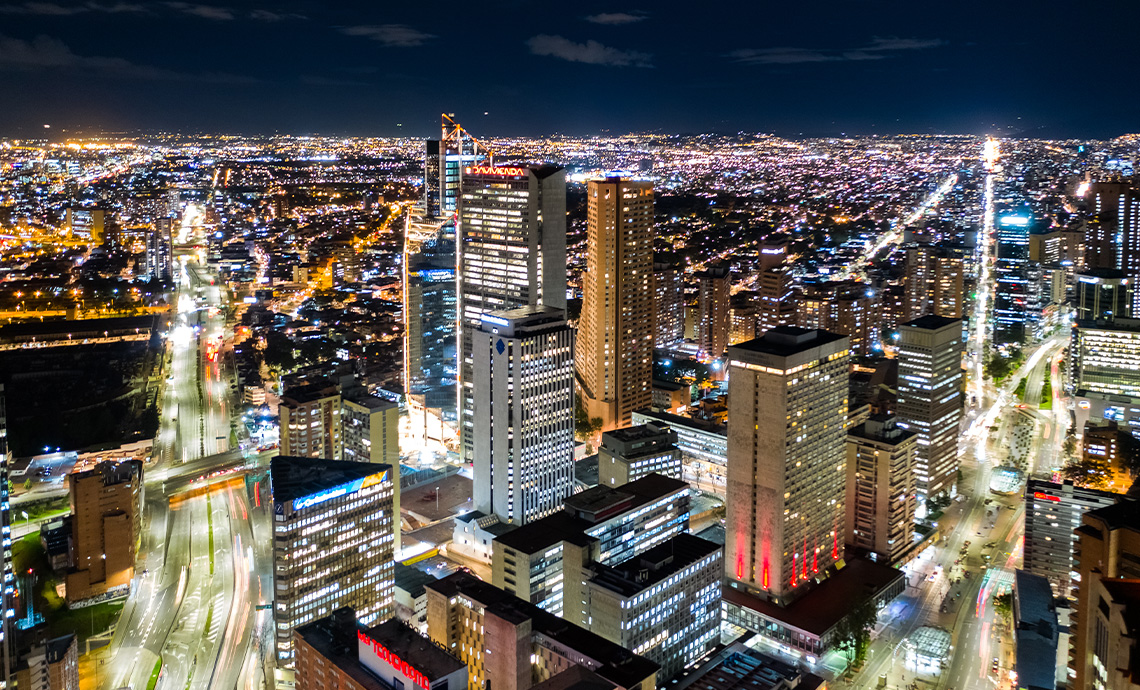 Vista de Bogotá de noche con las luces encendidas.