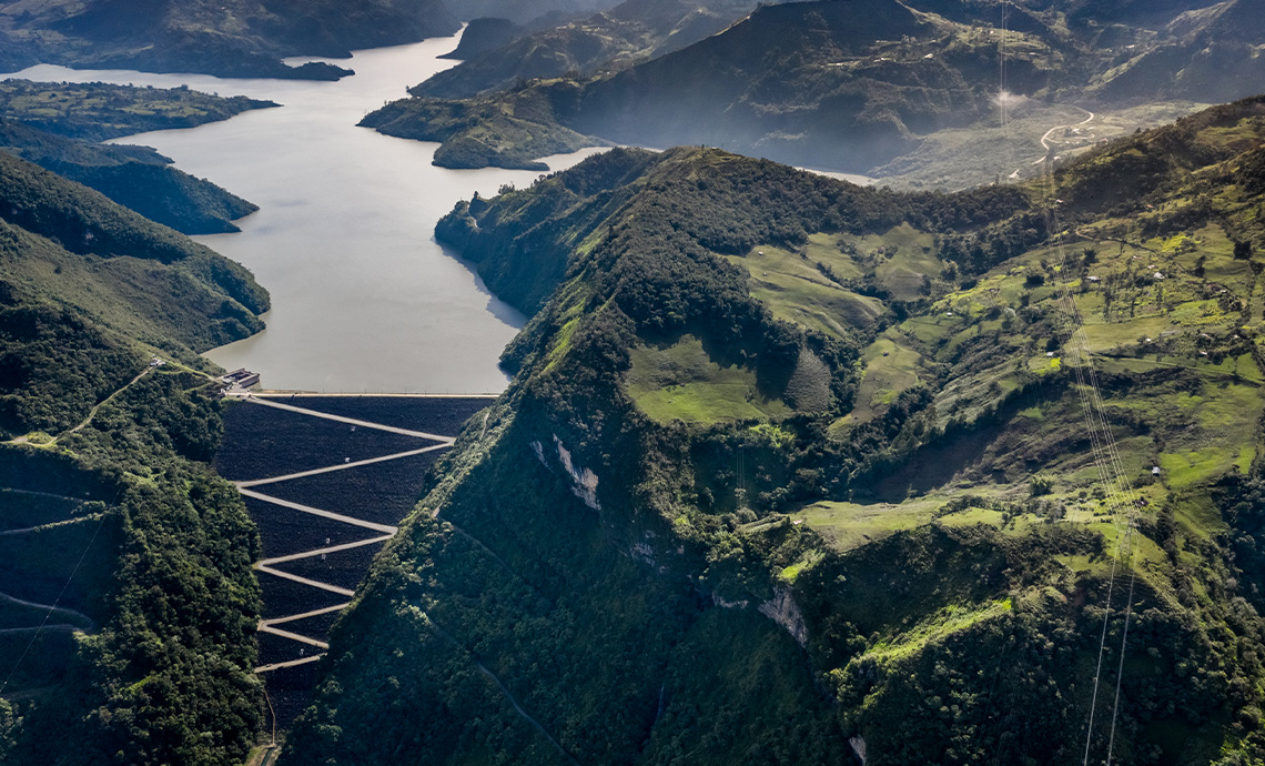 toma aérea de la vista de la represa del Guavio entre las montañas, en Cundinamarca.